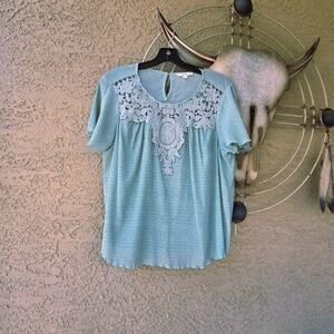 Blouse w/crochet aplique